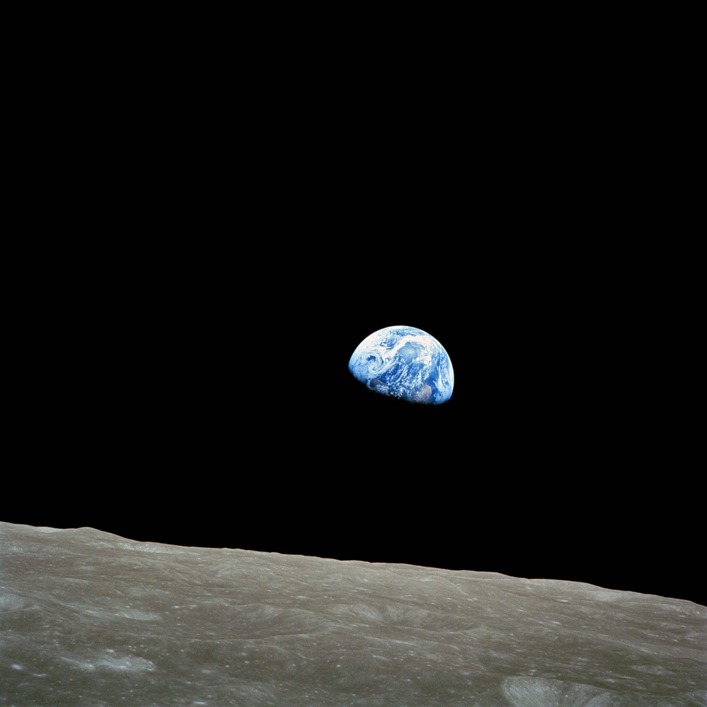 Earthrise - La primera foto de la Tierra desde la Luna, tomada el 24 de diciembre de 1968 durante la misión Apollo 8