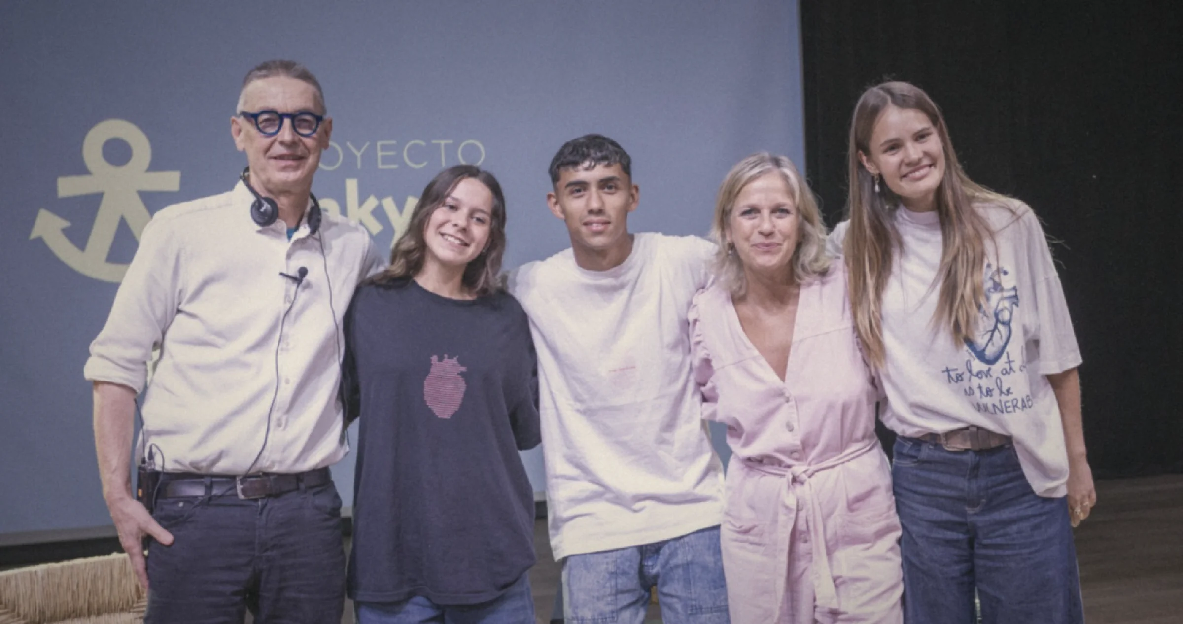 Jóvenes de Ánkyra junto a Otto Scharmer y Mercedes Miguel.